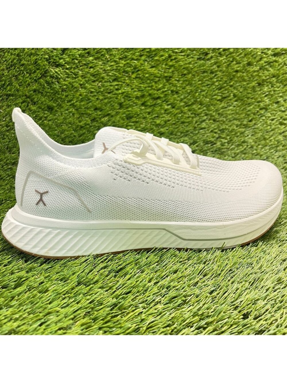 Flux Footwear Adapt Runner White Gum Mens Size 11 Athletic Walking Knit Shoes